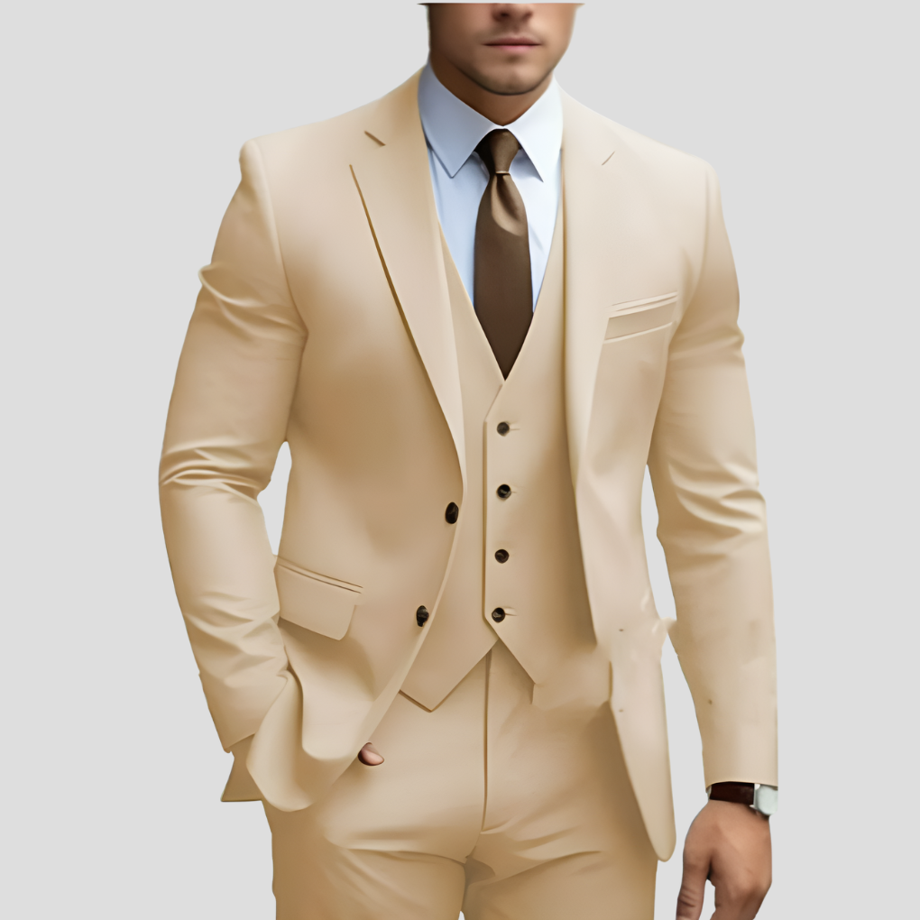 "Costume trois pièces slim fit beige, coupe élégante, veste, pantalon et gilet pour un look moderne et raffiné"