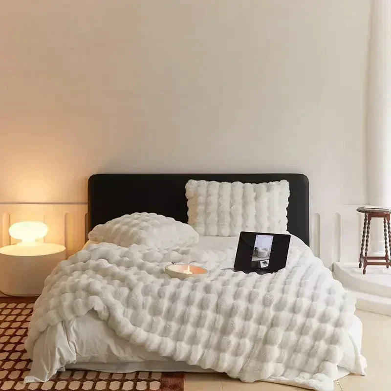 "Couverture en fausse fourrure douce et luxueuse, ajoutant confort et style à votre intérieur, parfaite pour les soirées fraî