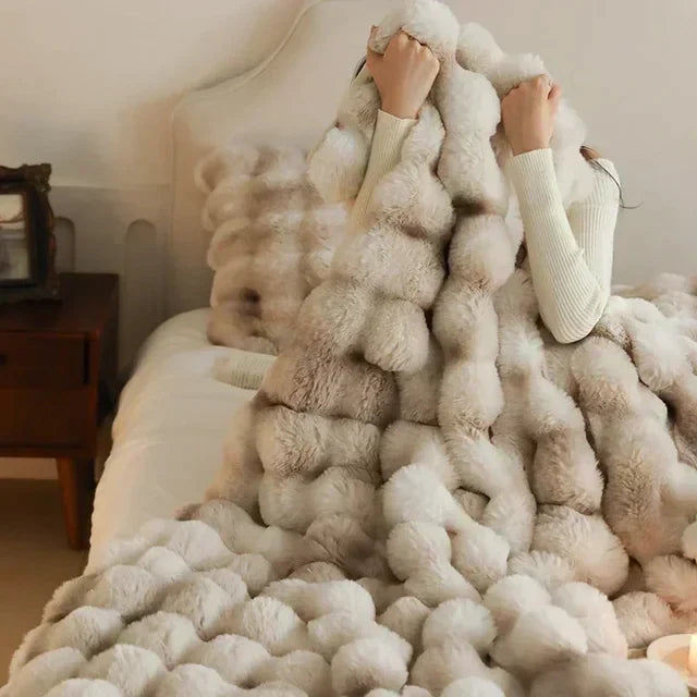 "Couverture en fausse fourrure douce et luxueuse, ajoutant confort et style à votre intérieur, parfaite pour les soirées fraî