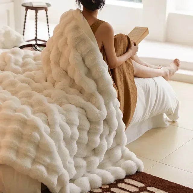"Couverture en fausse fourrure douce et luxueuse, ajoutant confort et style à votre intérieur, parfaite pour les soirées fraî