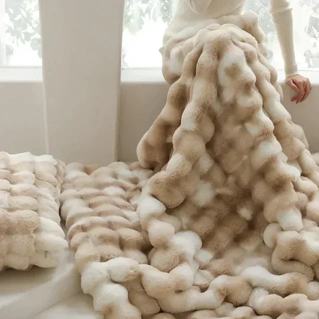 "Couverture en fausse fourrure douce et luxueuse, ajoutant confort et style à votre intérieur, parfaite pour les soirées fraî