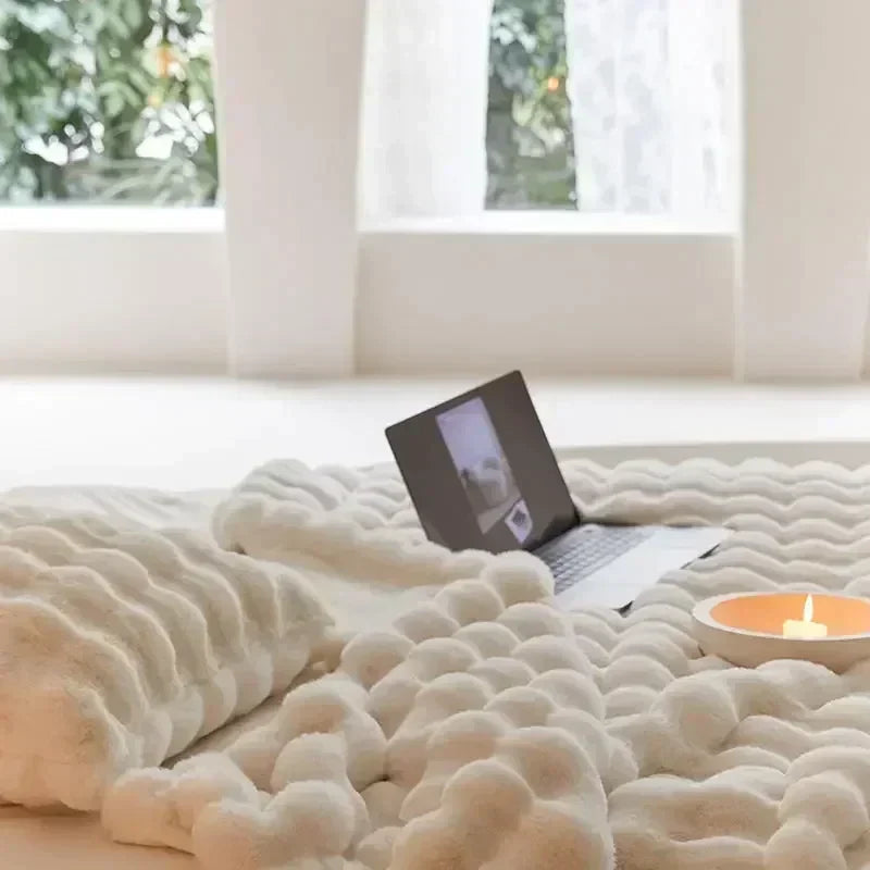 "Couverture en fausse fourrure douce et luxueuse, ajoutant confort et style à votre intérieur, parfaite pour les soirées fraî