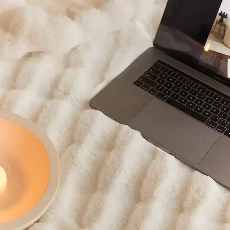 "Couverture en fausse fourrure douce et luxueuse, ajoutant confort et style à votre intérieur, parfaite pour les soirées fraî