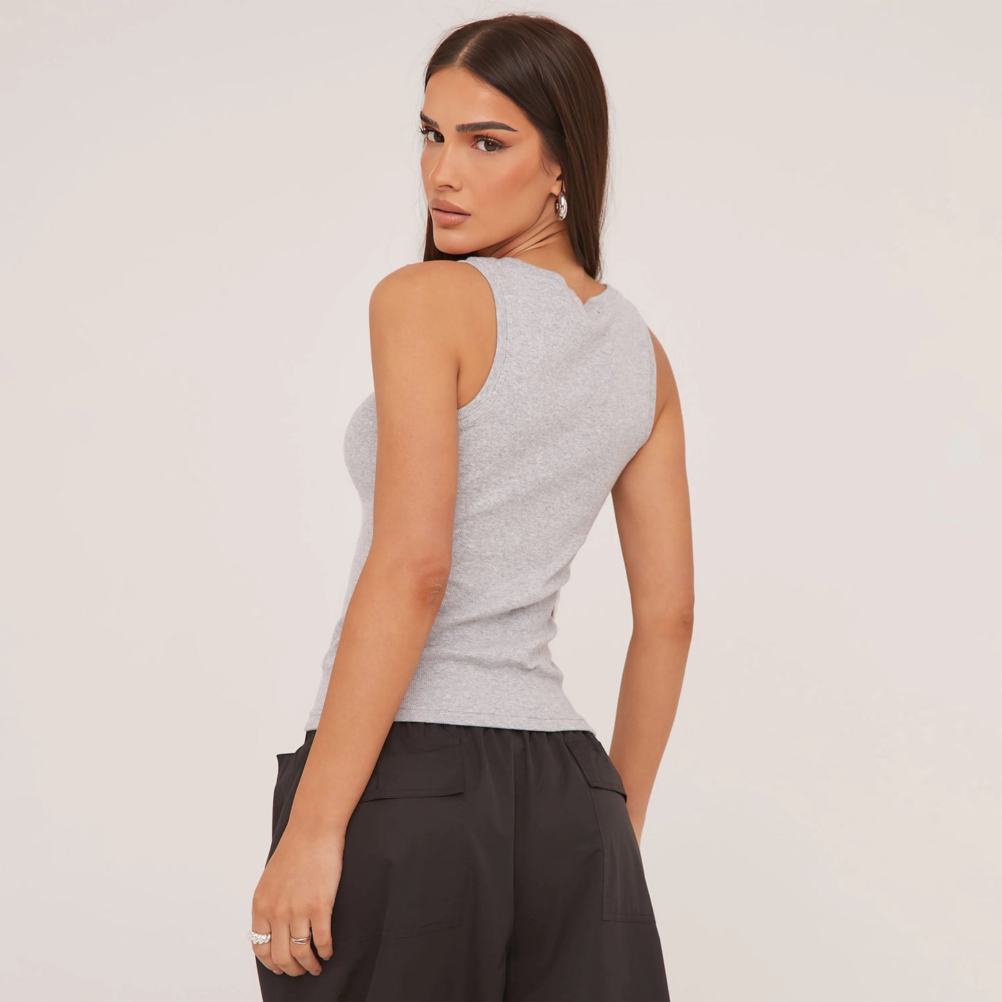 "Débardeur minimaliste femme, style épuré, coton soyeux, léger et respirant, parfait pour les journées chaudes d'été."