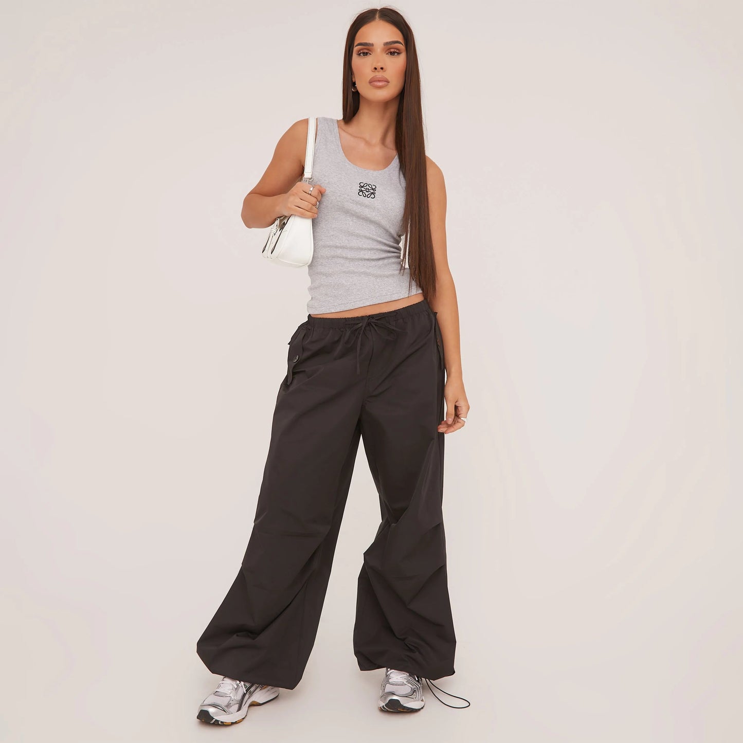 "Débardeur minimaliste femme, style épuré, coton soyeux, léger et respirant, parfait pour les journées chaudes d'été."