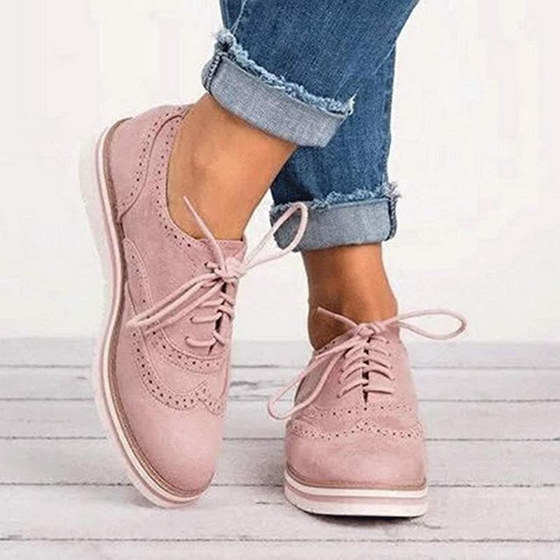 Derby femme en cuir velours, détails brogue, couleur élégante, lacets classiques, idéale pour un style raffiné.
