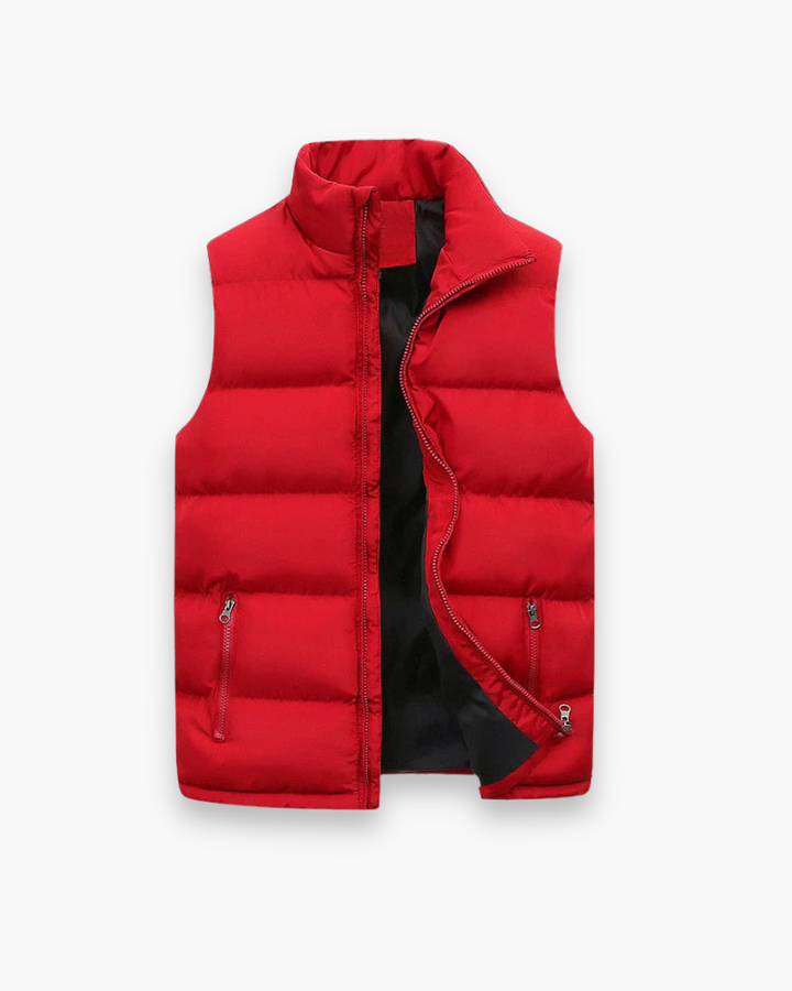 Doudoune homme sans manches moderne, vue de devant, col montant, minimaliste, coupe ajustée, isolante, poches pratiques.