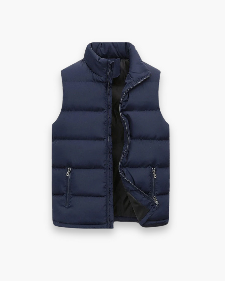 Doudoune homme sans manches moderne, vue de devant, col montant, minimaliste, coupe ajustée, isolante, poches pratiques.