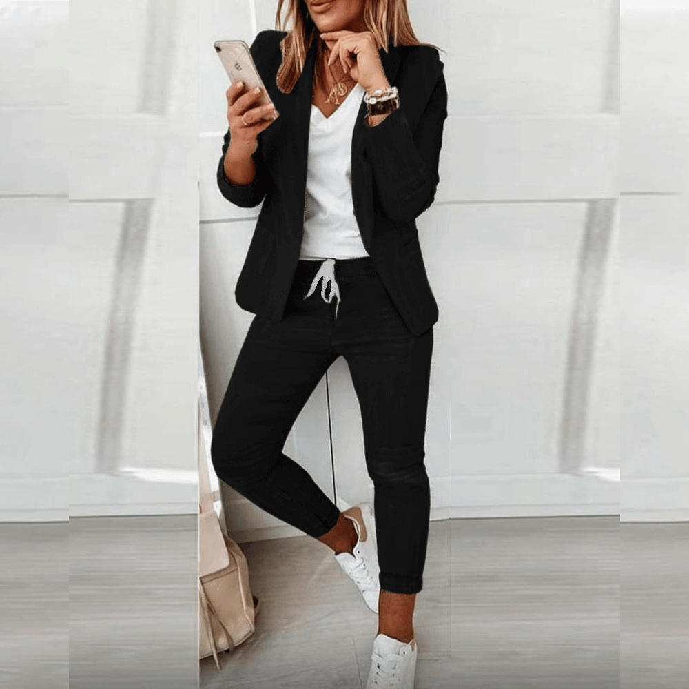 Ensemble Arianna élégant, blazer ajusté et pantalon pour femmes, silhouette raffinée, disponible en couleurs classiques.