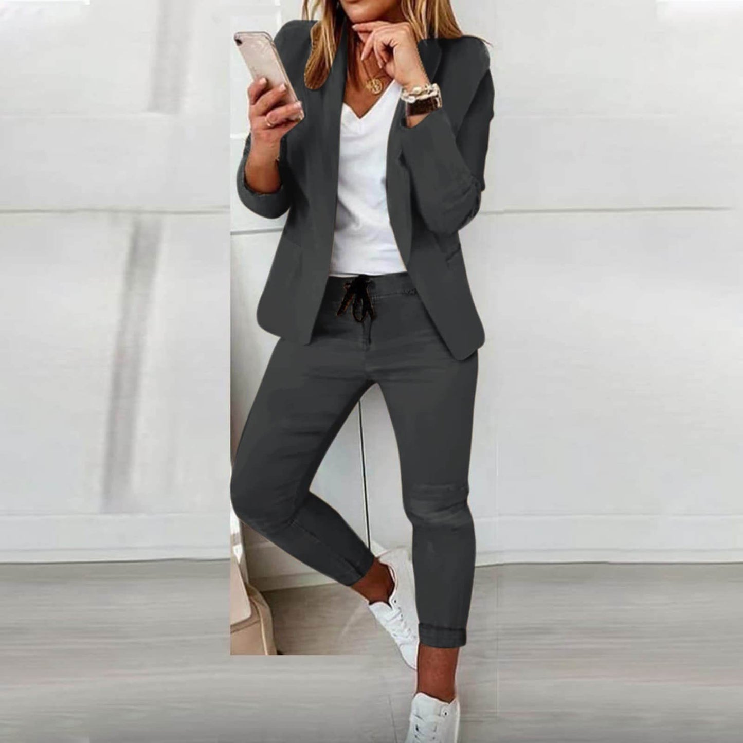 Ensemble Arianna élégant, blazer ajusté et pantalon pour femmes, silhouette raffinée, disponible en couleurs classiques.