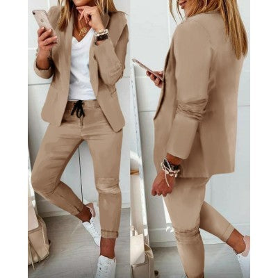 Ensemble Arianna élégant, blazer ajusté et pantalon pour femmes, silhouette raffinée, disponible en couleurs classiques.
