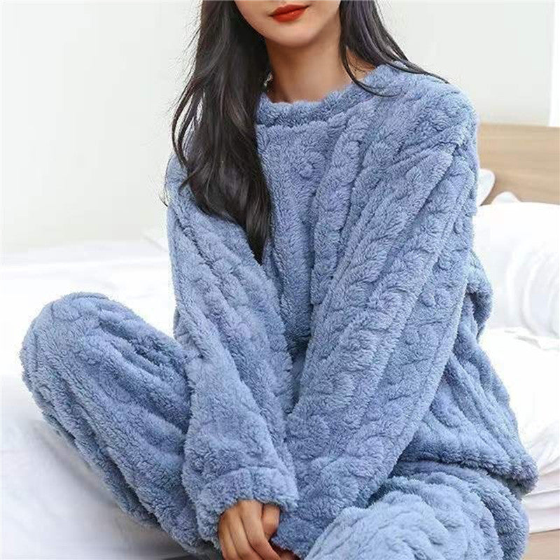 "Ensemble de pyjama bleu pour femmes, doux et confortable, idéal pour détente et chaleur avec design simple et chic."
