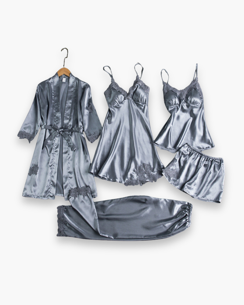 Ensemble de pyjama chic pour femme avec kimono, short, haut et caraco, texture douce, détails raffinés pour confort nocturne.