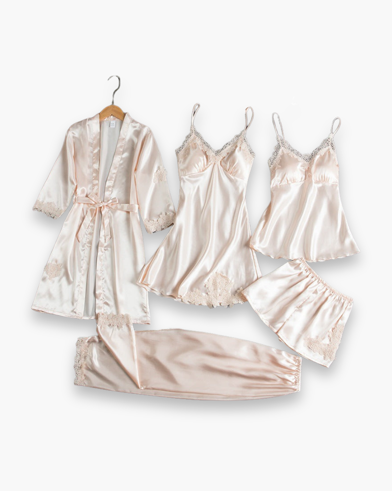 Ensemble de pyjama chic pour femme avec kimono, short, haut et caraco, texture douce, détails raffinés pour confort nocturne.
