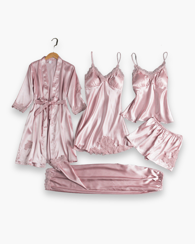 Ensemble de pyjama chic pour femme avec kimono, short, haut et caraco, texture douce, détails raffinés pour confort nocturne.