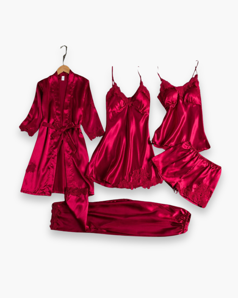 Ensemble de pyjama chic pour femme avec kimono, short, haut et caraco, texture douce, détails raffinés pour confort nocturne.