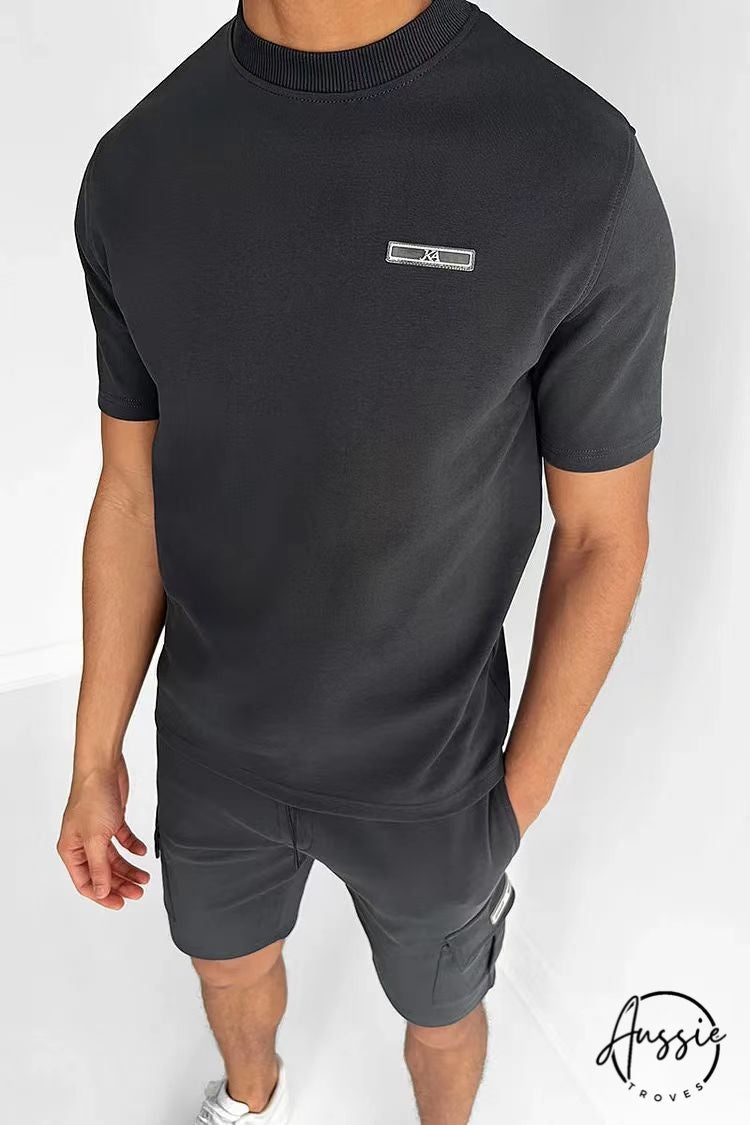 "Ensemble décontracté homme estival, tissu léger, short fluide, coupe ajustée pour confort et style."