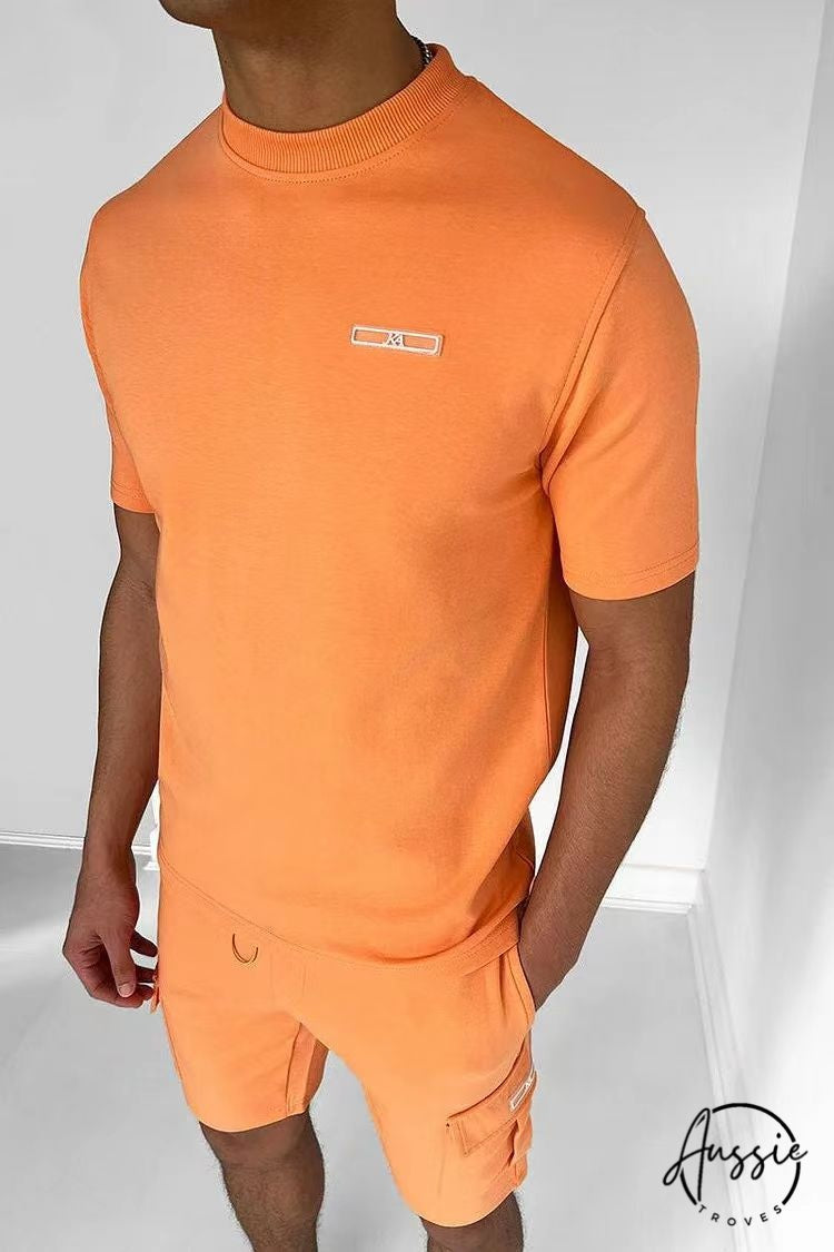 "Ensemble décontracté homme estival, tissu léger, short fluide, coupe ajustée pour confort et style."