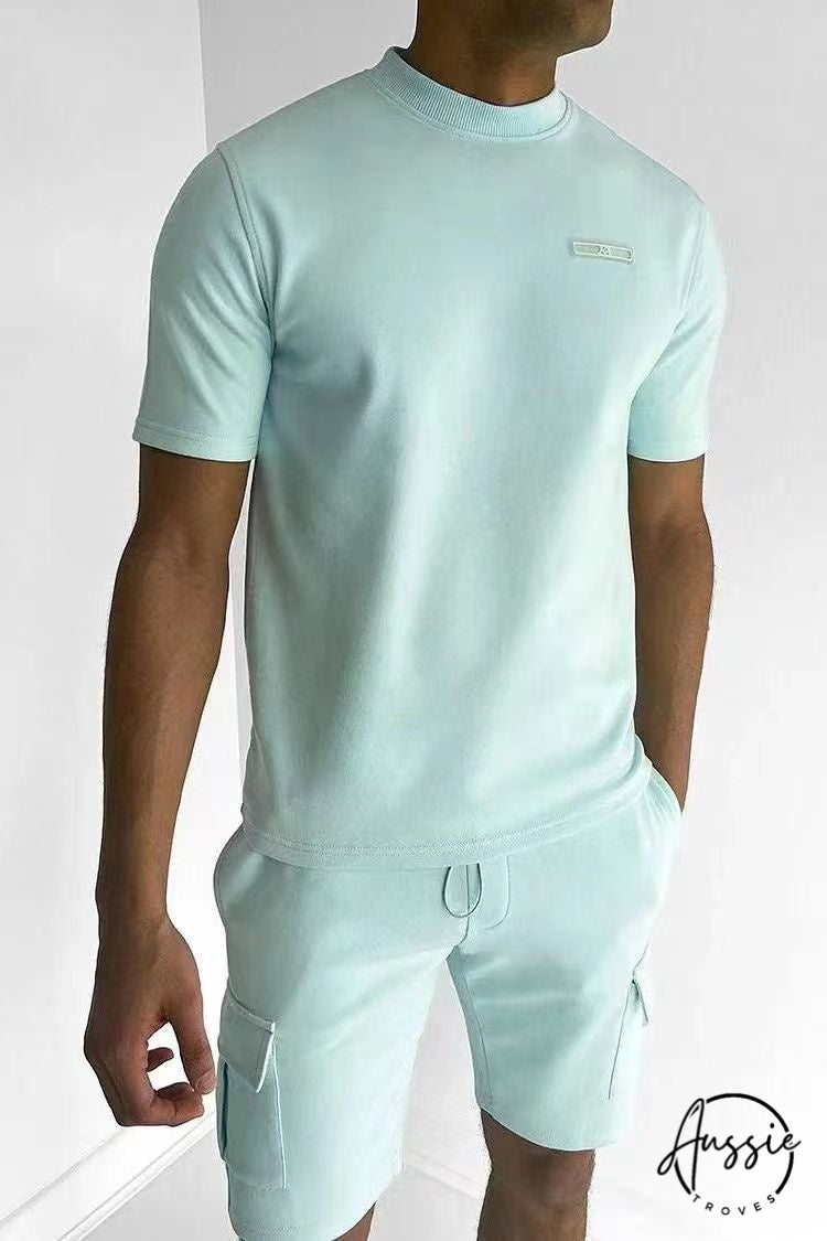 "Ensemble décontracté homme estival, tissu léger, short fluide, coupe ajustée pour confort et style."