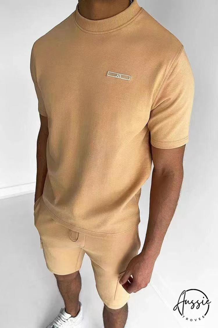 "Ensemble décontracté homme estival, tissu léger, short fluide, coupe ajustée pour confort et style."