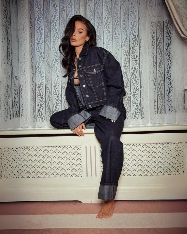 Ensemble denim femme : veste structurée et pantalon long bleu foncé, chic et polyvalent pour un look élégant.