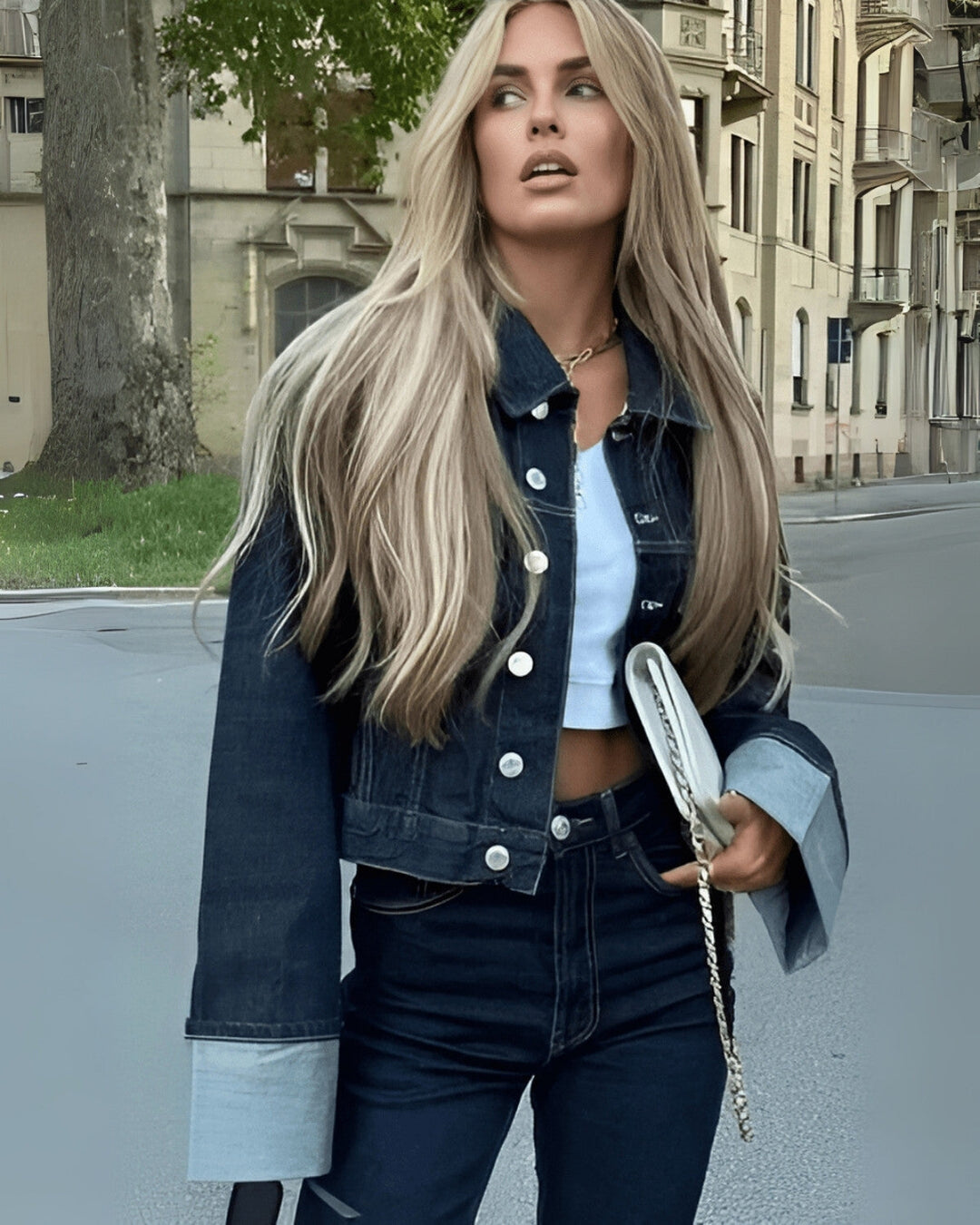 Ensemble denim femme : veste structurée et pantalon long bleu foncé, chic et polyvalent pour un look élégant.