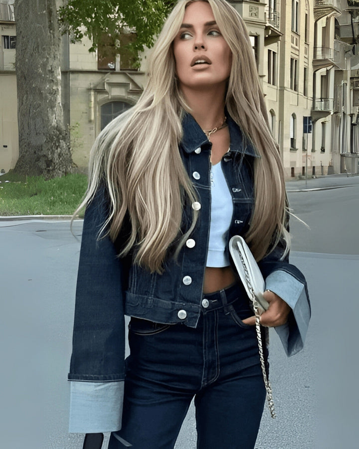 Ensemble denim femme : veste structurée et pantalon long bleu foncé, chic et polyvalent pour un look élégant.