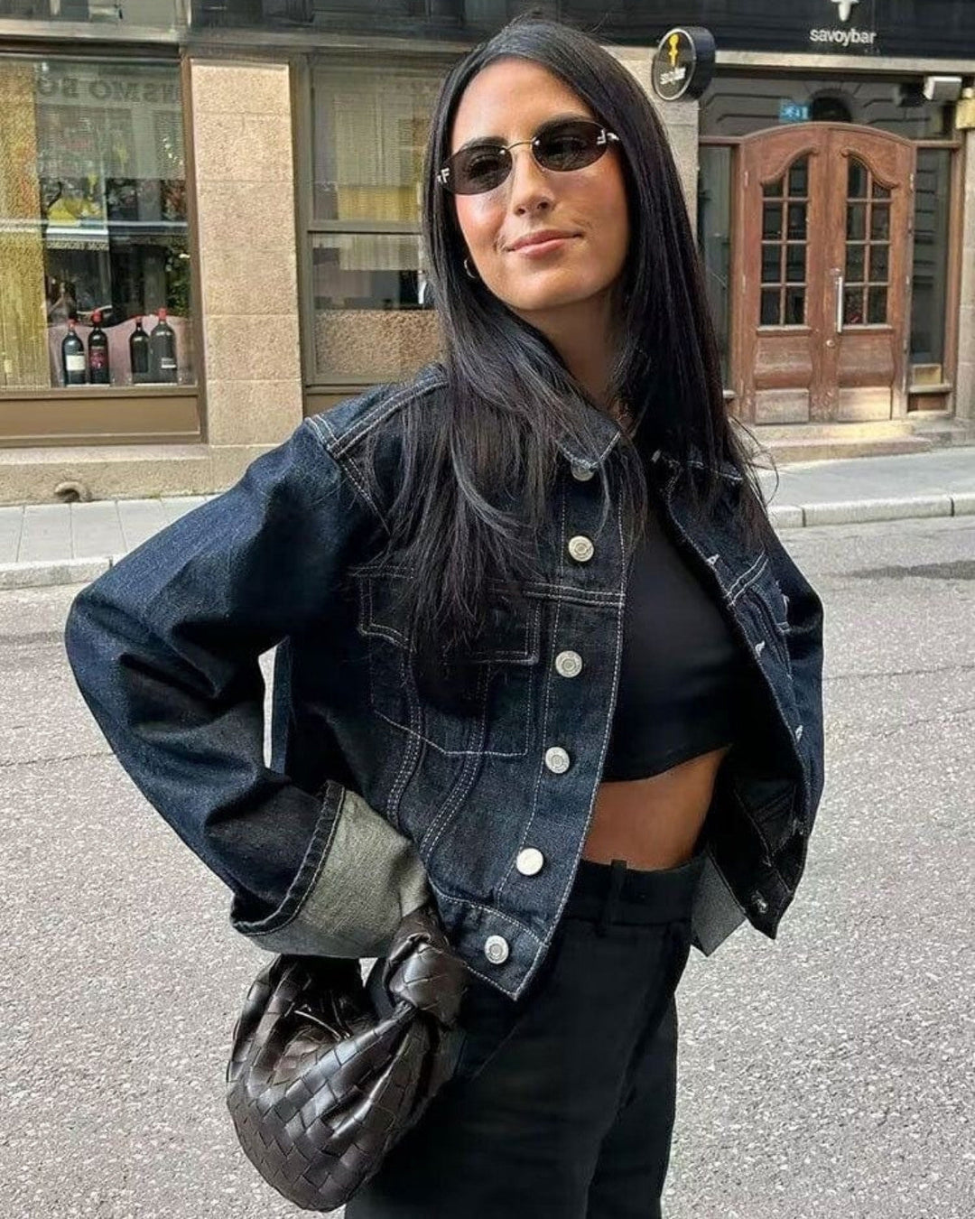 Ensemble denim femme : veste structurée et pantalon long bleu foncé, chic et polyvalent pour un look élégant.