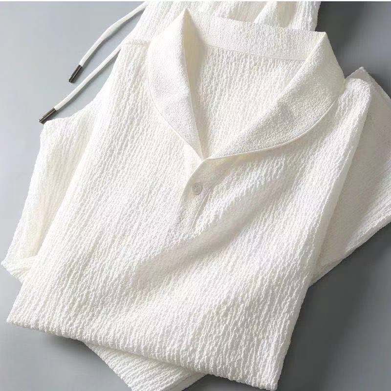 "Ensemble d'été en lin pour hommes, chemise aérienne et short assorti, élégant et confortable pour saison estivale."