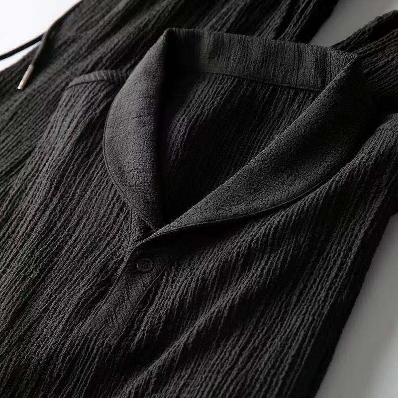 "Ensemble d'été en lin pour hommes, chemise aérienne et short assorti, élégant et confortable pour saison estivale."