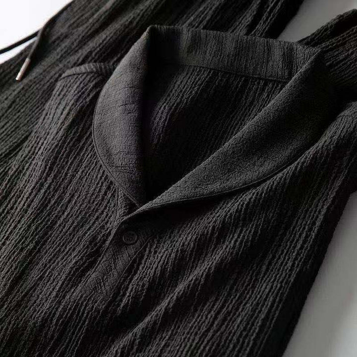 "Ensemble d'été en lin pour hommes, chemise aérienne et short assorti, élégant et confortable pour saison estivale."