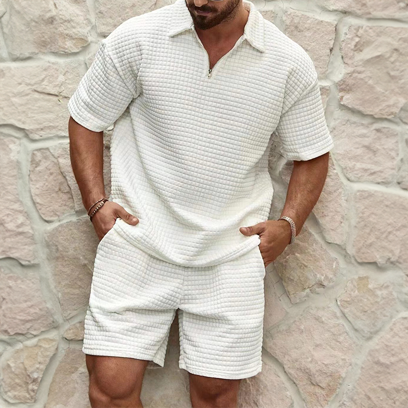 Ensemble d'été homme, polo avec col classique et short slim-fit; élégant et confortable pour temps ensoleillé.