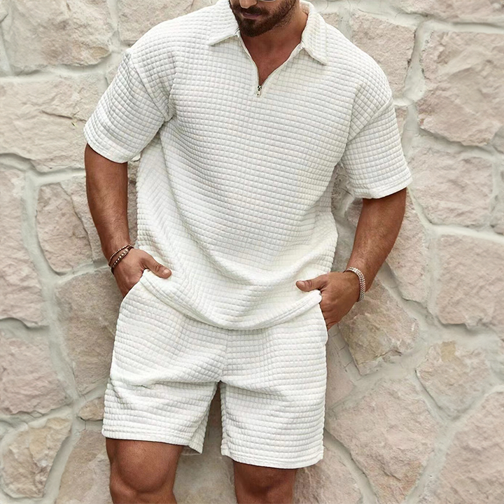 Ensemble d'été homme, polo avec col classique et short slim-fit; élégant et confortable pour temps ensoleillé.
