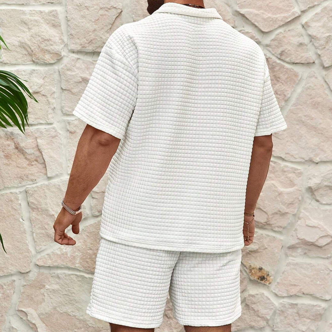 Ensemble d'été homme, polo avec col classique et short slim-fit; élégant et confortable pour temps ensoleillé.