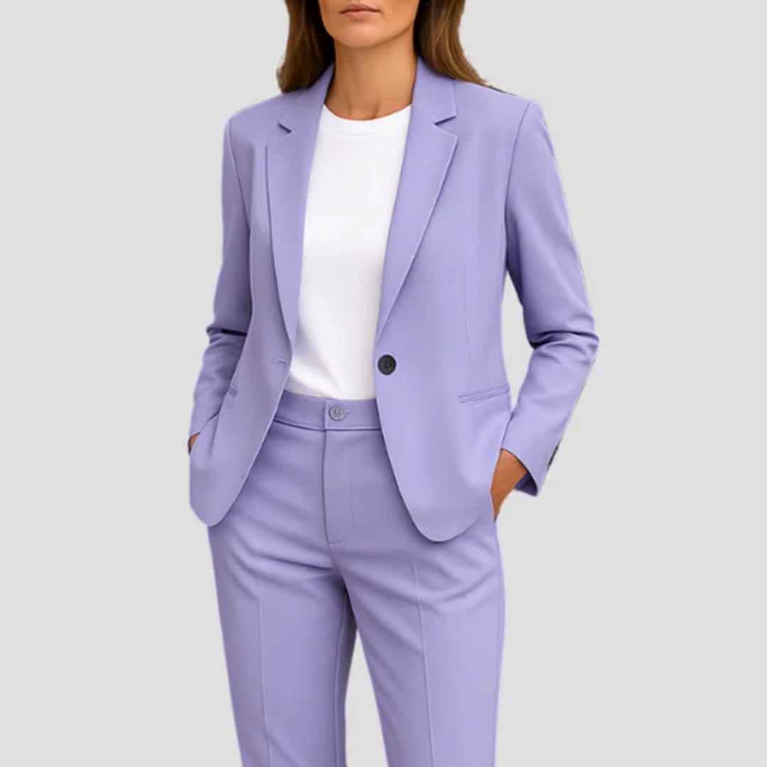 "Ensemble deux pièces chic pour femmes, blazer cintré ivoire et pantalon à jambe droite, élégant et confortable."