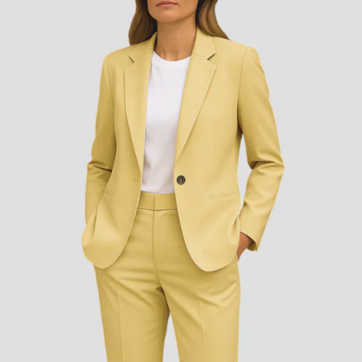 "Ensemble deux pièces chic pour femmes, blazer cintré ivoire et pantalon à jambe droite, élégant et confortable."