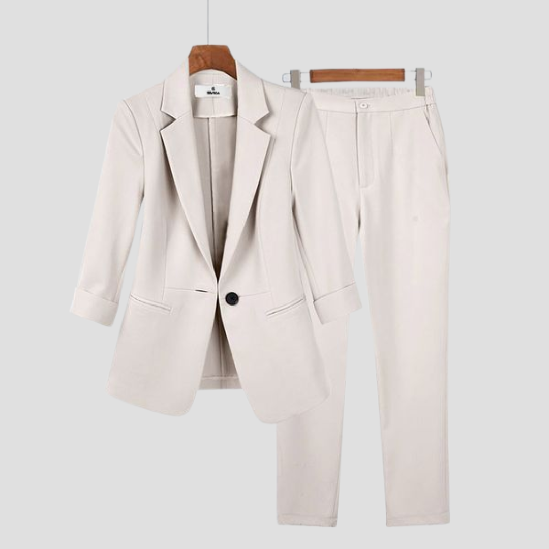 "Ensemble deux pièces chic pour femmes, blazer cintré ivoire et pantalon à jambe droite, élégant et confortable."
