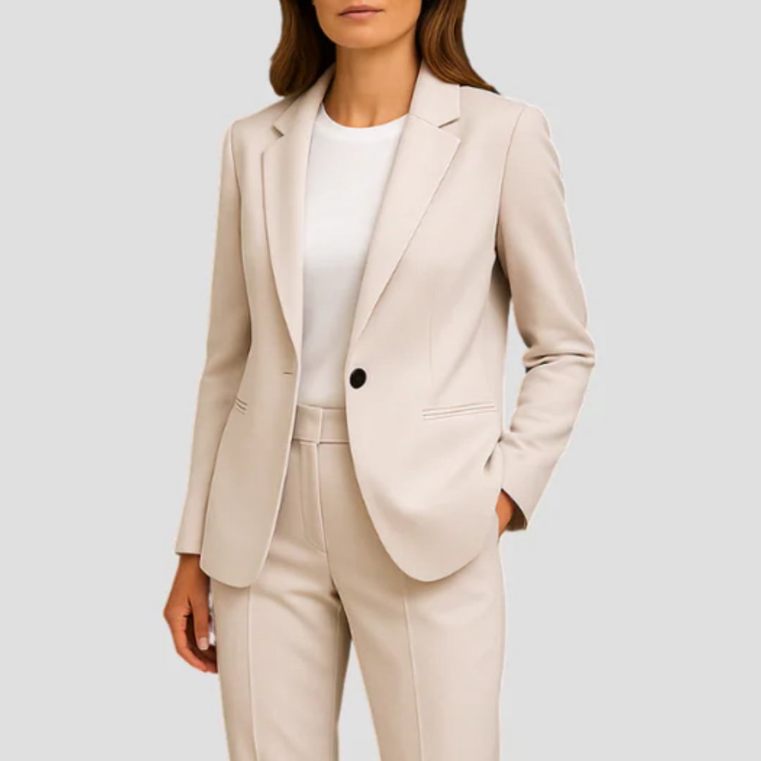 "Ensemble deux pièces chic pour femmes, blazer cintré ivoire et pantalon à jambe droite, élégant et confortable."