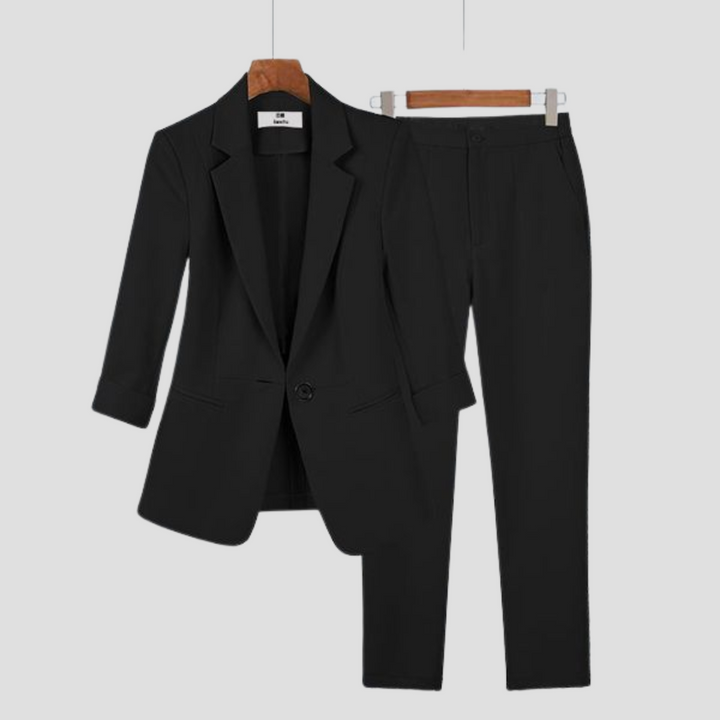 "Ensemble deux pièces chic pour femmes, blazer cintré ivoire et pantalon à jambe droite, élégant et confortable."