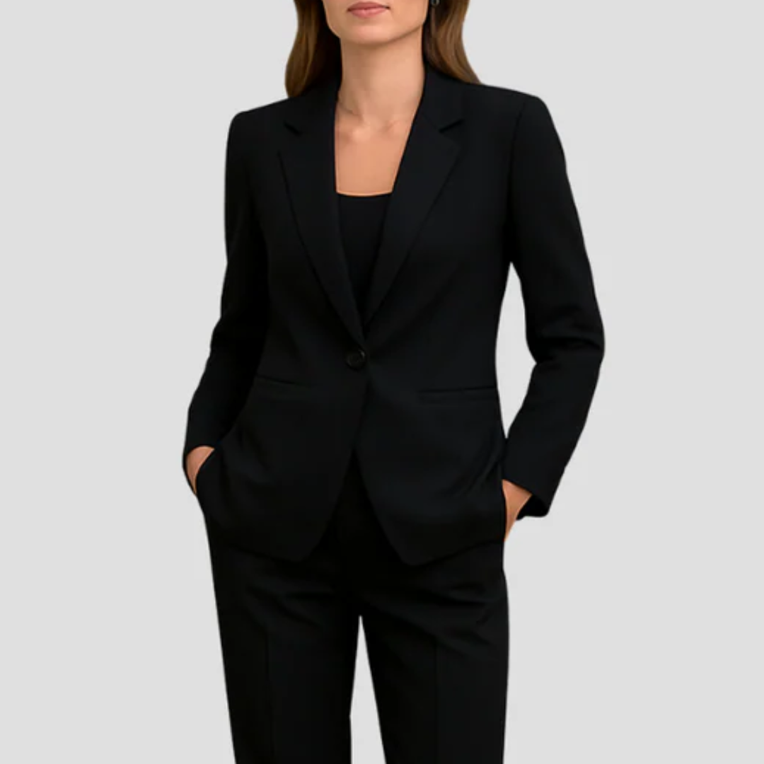 "Ensemble deux pièces chic pour femmes, blazer cintré ivoire et pantalon à jambe droite, élégant et confortable."