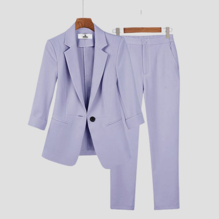 "Ensemble deux pièces chic pour femmes, blazer cintré ivoire et pantalon à jambe droite, élégant et confortable."