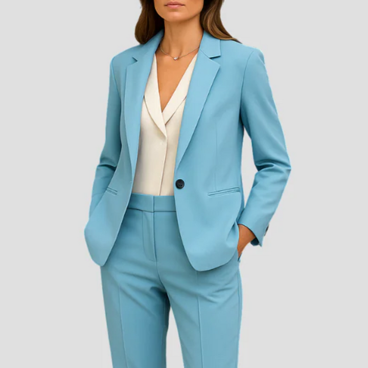 "Ensemble deux pièces chic pour femmes, blazer cintré ivoire et pantalon à jambe droite, élégant et confortable."