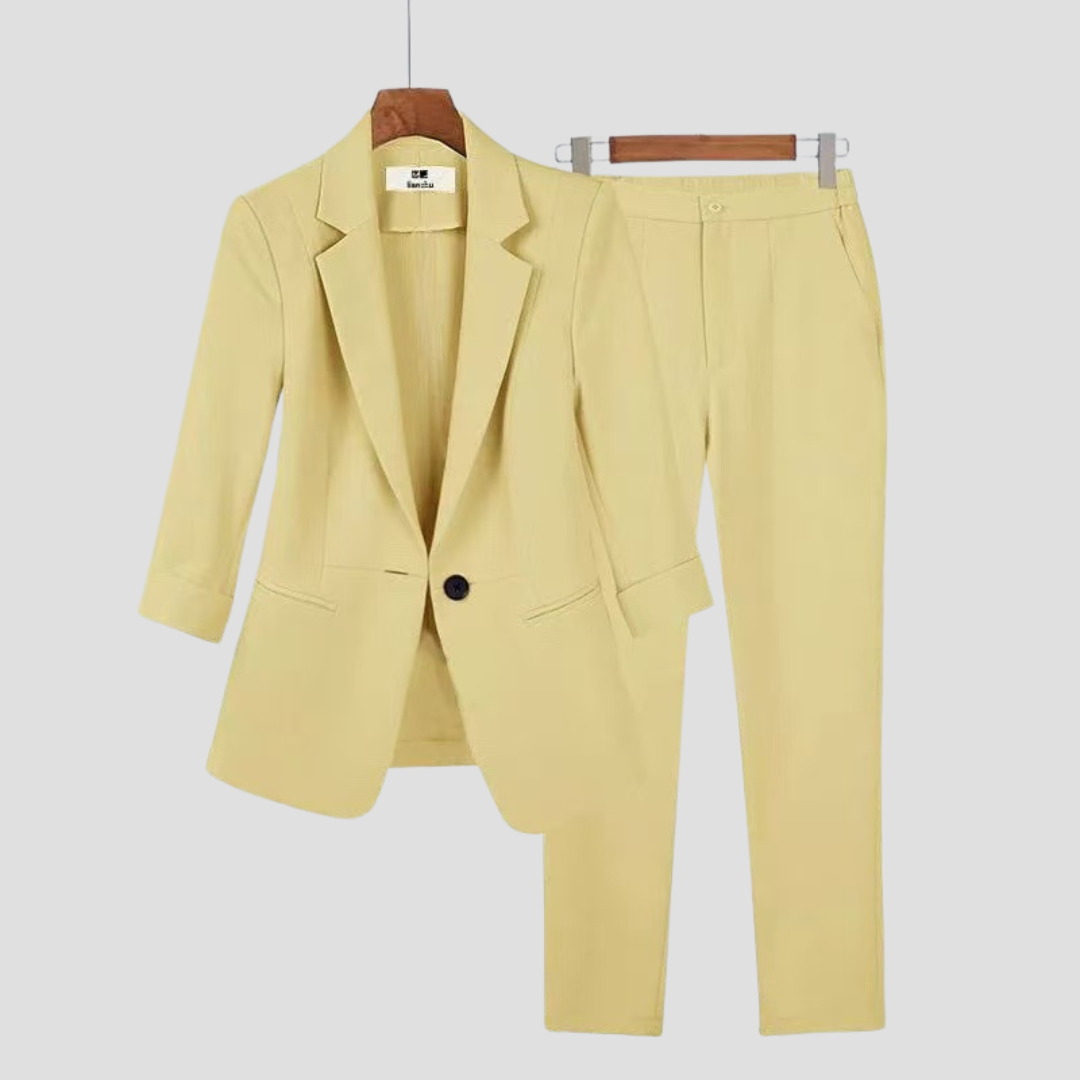 "Ensemble deux pièces chic pour femmes, blazer cintré ivoire et pantalon à jambe droite, élégant et confortable."