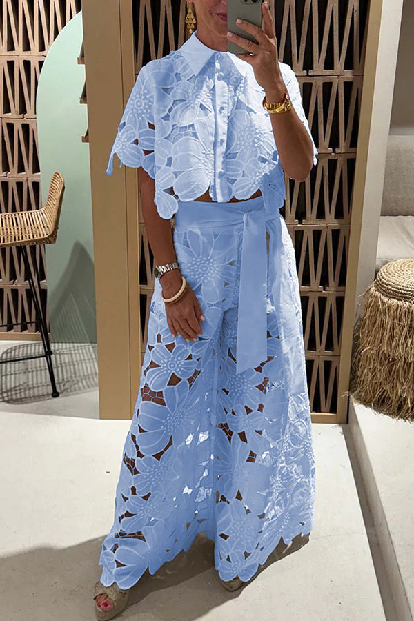 Ensemble en dentelle florale, top boutonné, pantalon ample, raffinée et élégante pour occasions spéciales.