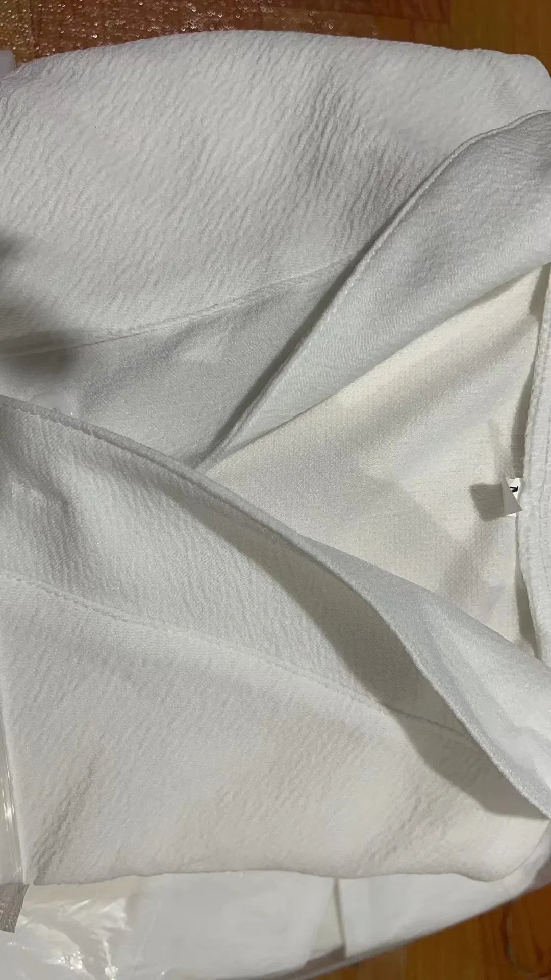 Ensemble en lin pour hommes, chemise blanche et pantalon noir, coupe décontractée et élégante, idéal pour le quotidien.