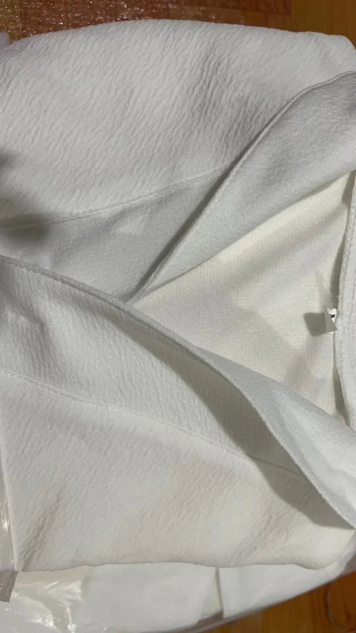 Ensemble en lin pour hommes, chemise blanche et pantalon noir, coupe décontractée et élégante, idéal pour le quotidien.