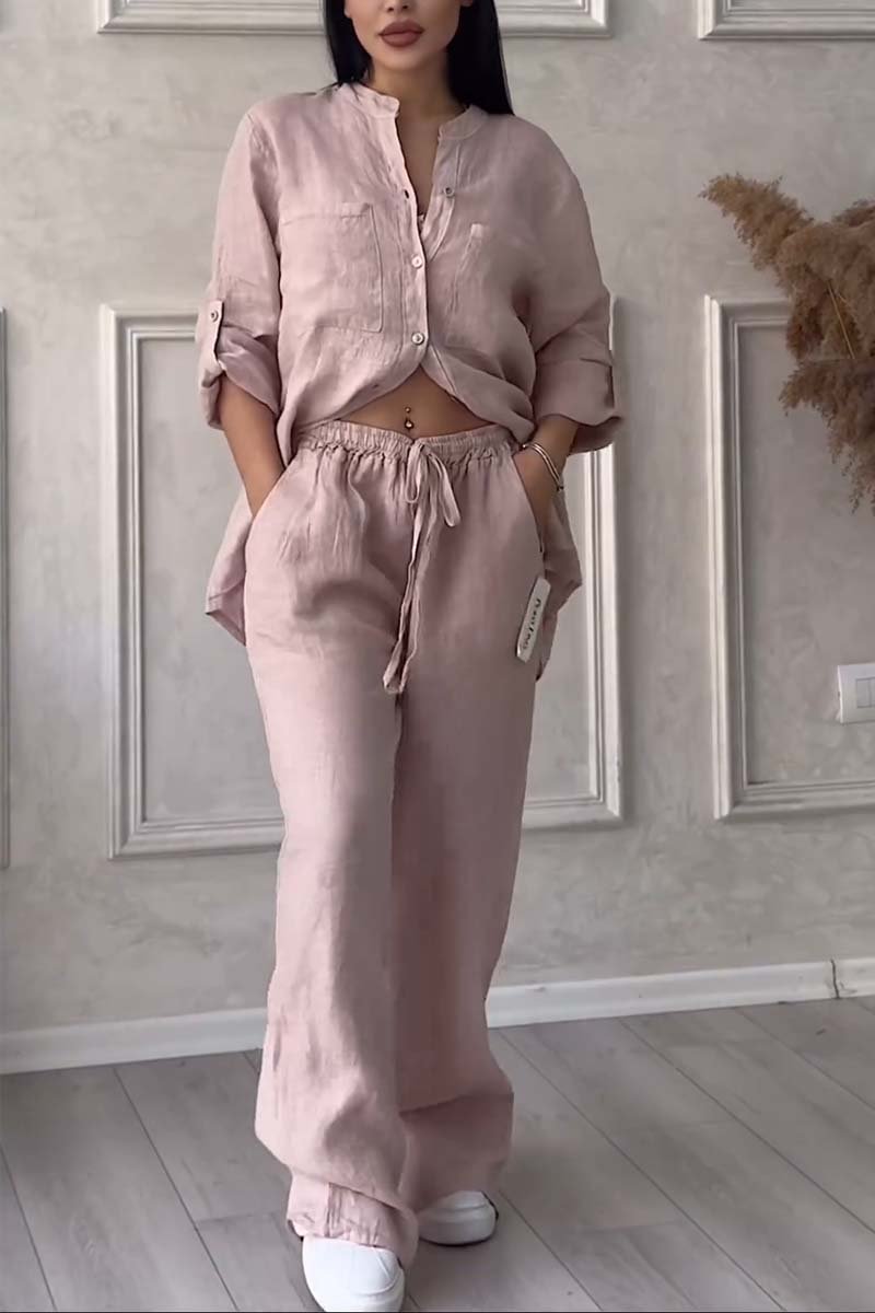 "Ensemble féminin en lin, blouse boutonnée à poches et pantalon large fluide, style chic décontracté pour l'été."