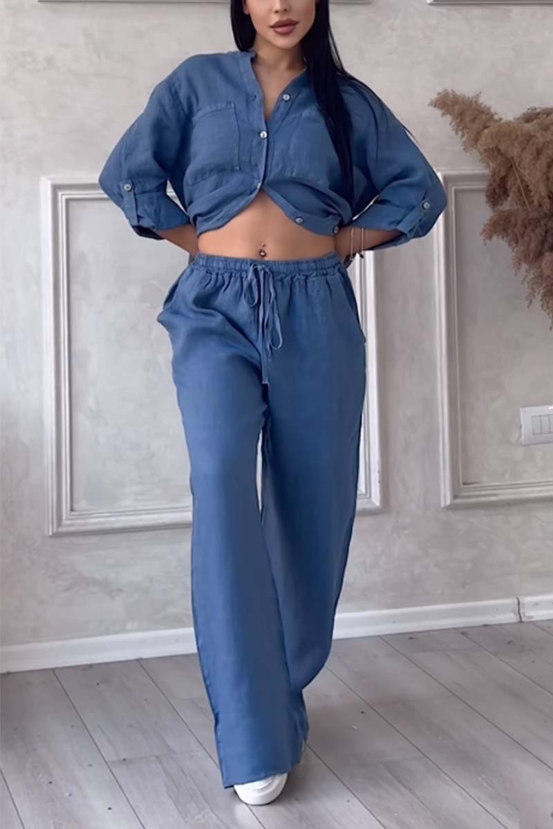 "Ensemble féminin en lin, blouse boutonnée à poches et pantalon large fluide, style chic décontracté pour l'été."