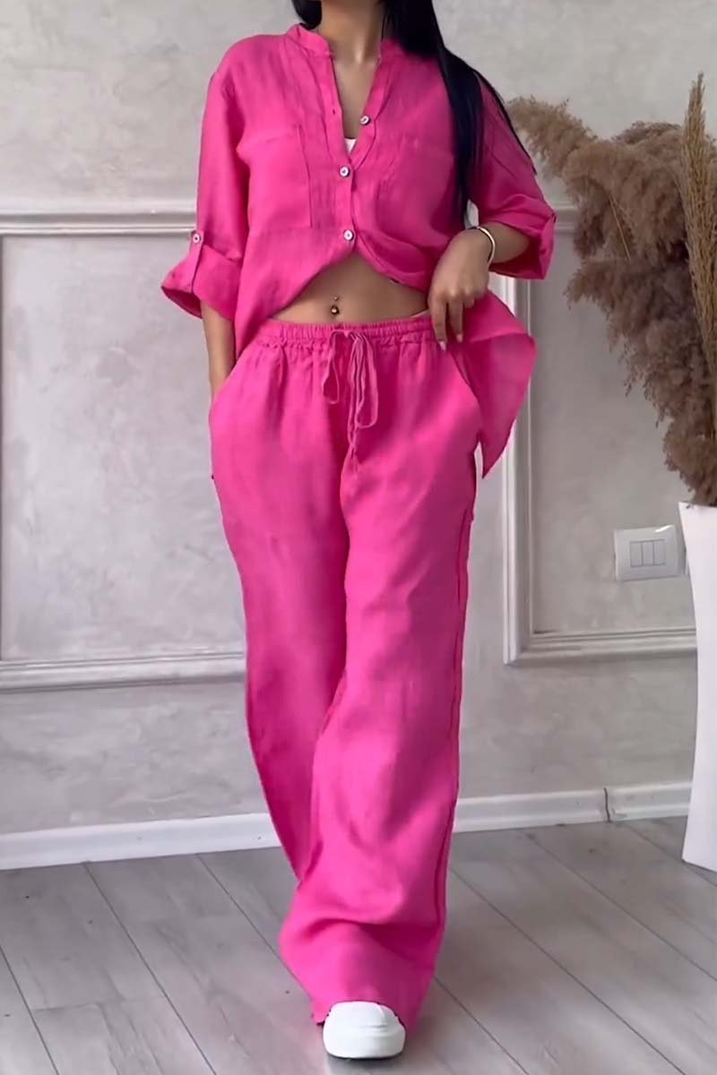 "Ensemble féminin en lin, blouse boutonnée à poches et pantalon large fluide, style chic décontracté pour l'été."