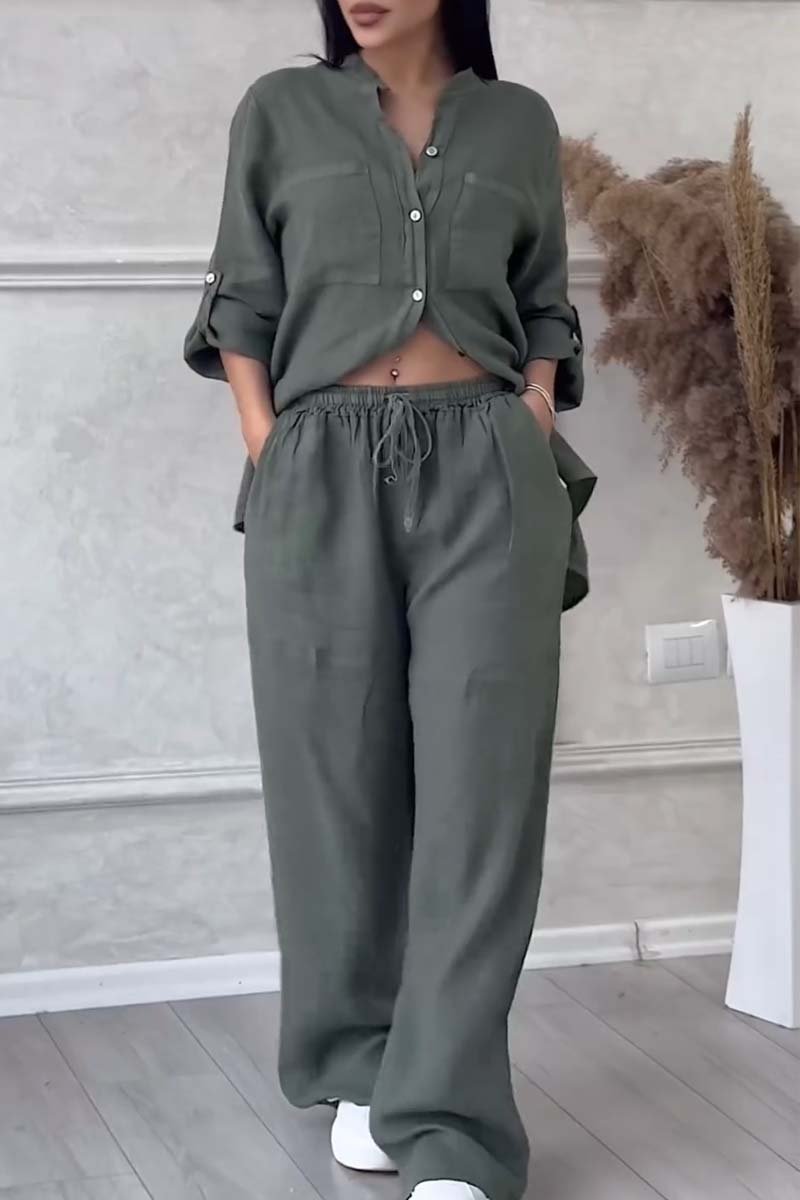 "Ensemble féminin en lin, blouse boutonnée à poches et pantalon large fluide, style chic décontracté pour l'été."